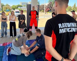 ratownicy i policjant podczas ćwiczeń z pierwszej pomocy