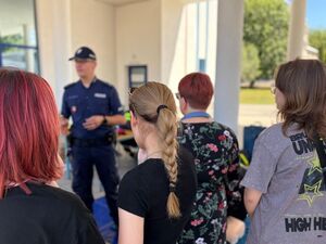 policjant mówiący do grupy młodzieży