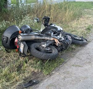motocykl Suzuki leżący na boku
