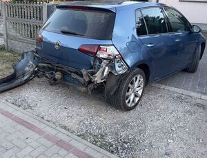 niebieski volkswagen z rozbitym tyłem