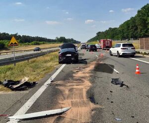miejsce wypadku na drodze s17 trzy rozbite samochody oraz wóz straży pożarnej