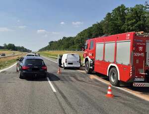wóz strażacki i rozbite samochody na drodze