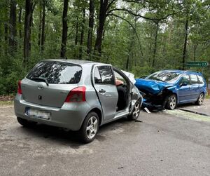 szara toyota i niebieski peugeot z rozbitymi przodami