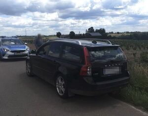 czarne Volvo obok radiowóz