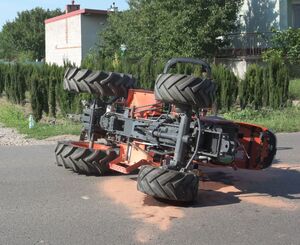 przewrócony ciągnik rolniczy