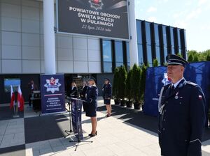Przemawiająca Komendant powiatowy Policji w Puławach