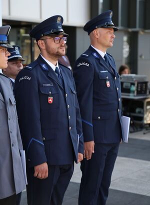 dwóch awansowanych policjantów