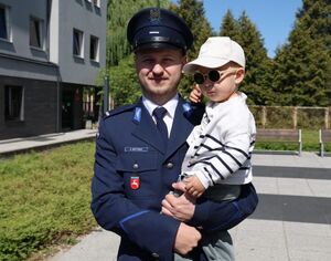 policjant z dzieckiem na rękach