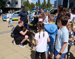 policjant z psem i grupa dzieci