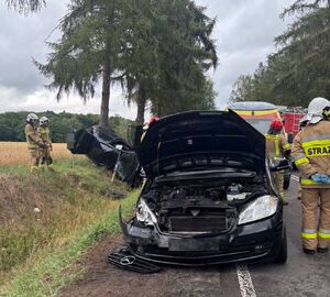 rozbite audi pod drzewem mercedes z rozbitym przodem na poboczu wokół strażacy