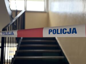 taśma policyjna w tle schody bloku