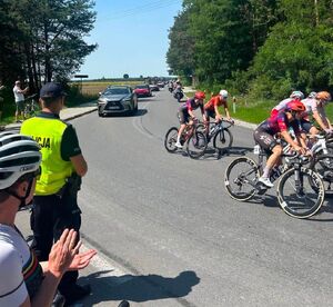 policjant patrzący na przejazd wyścigu