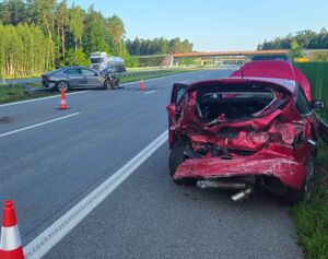 dwa rozbite samochody na drodze s17