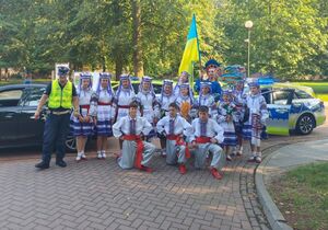 policjant ruchu drogowego z dziećmi z zespołu