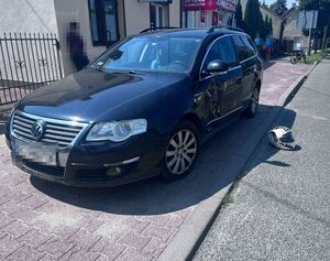 volkswagen z rozbitym lewym bokiem