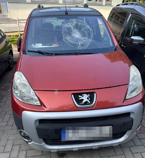 Peugeot z rozbitą szybą