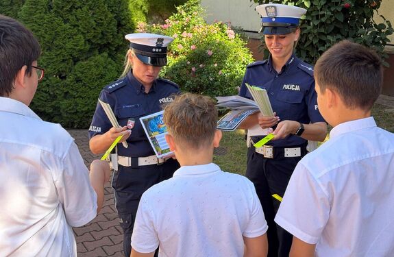policjantki rozdające odblaski dzieciom