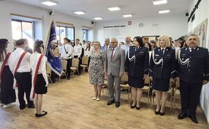 uczestnicy inauguracji oraz poczet sztandarowy