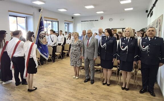 uczestnicy inauguracji oraz poczet sztandarowy