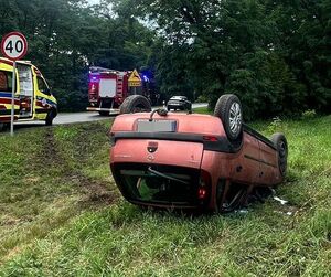 opel do góry kołami w tle karetka i wóz straży pożarnej