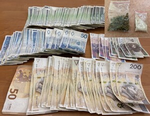 pieniądze w banknotach i środki odurzające
