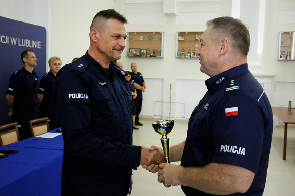 Komendant Wojewódzki Policji w Lublinie gratulujący technikowi z Puław