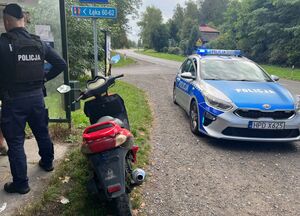radiowóz skuter i policjant