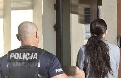 policjant doprowadzający Ukrainkę