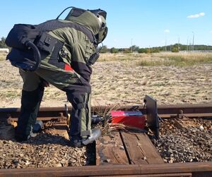 miner pirotechnik zabezpiecza ładunek na torach
