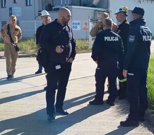 uczestnicy ćwiczeń na terenie zakładu