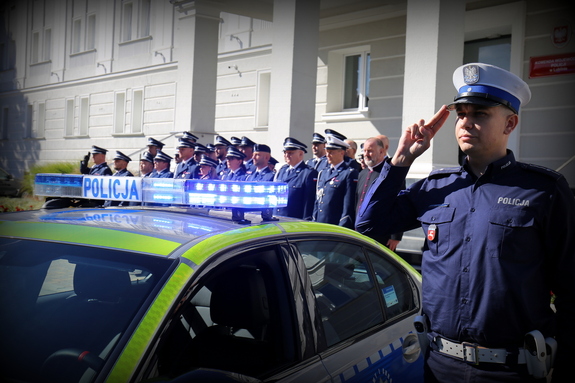 kadra kierownicza i policjanci KWP w Lublinie oddający honor