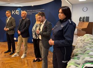 policjantka i zaproszeni goście w sali szkolnej