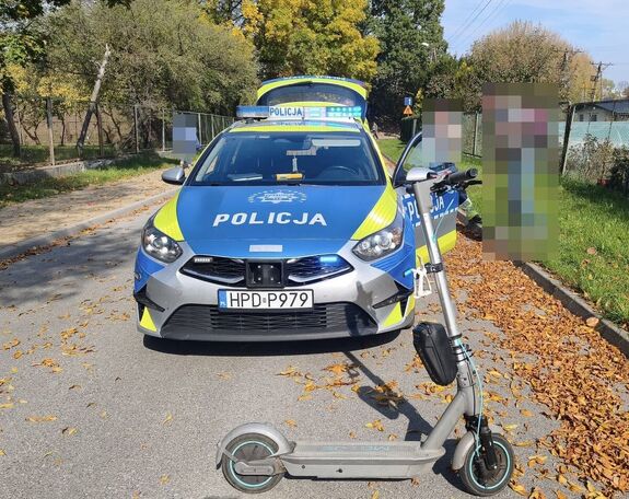 hulajnoga przed radiowozem
