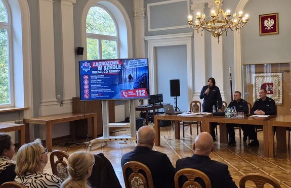 policjantka przemawiająca do uczestników spotkania