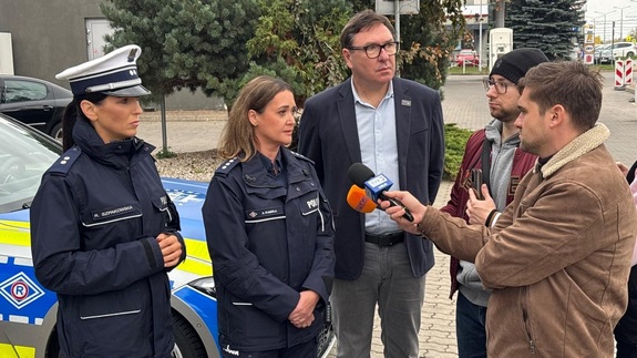 policjantki podczas briefingu prasowego