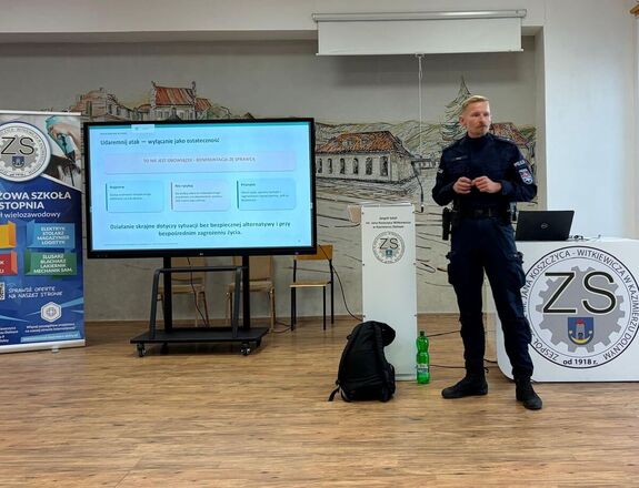 policjant z patrolówki podczas spotkania