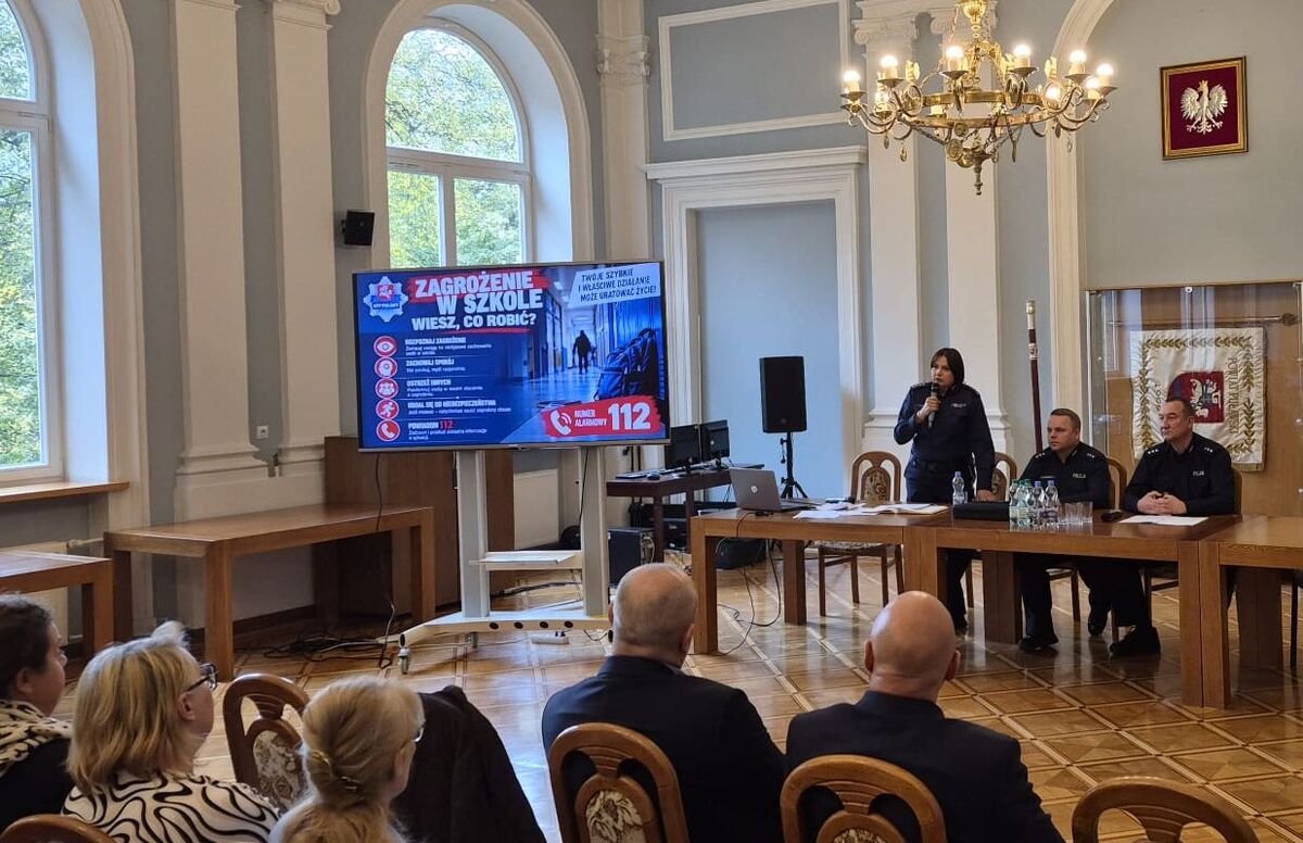 Spotkanie dotyczące bezpieczeństwa w szkołach powiatu puławskiego