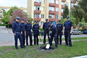 Sadzenie dębu przed budynkiem KPP w Opolu Lubelskim