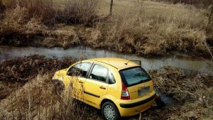 żółty citroen stojący przy rzece