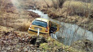 żółty citroen stojący przy rzece