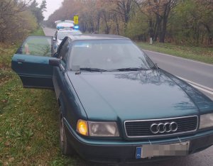 samochód audi stojący na poboczu, w tle widać radiowóz