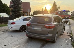 zderzenie dwóch pojazdów. Obok pojazd strażaków