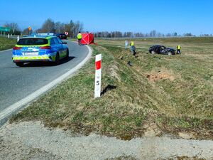miejsce wypadku, radiowóz w tle rozbite auto