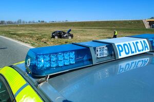 miejsce wypadku, radiowóz w tle rozbite auto