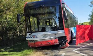 rozbite autobus na miejscu wypadku